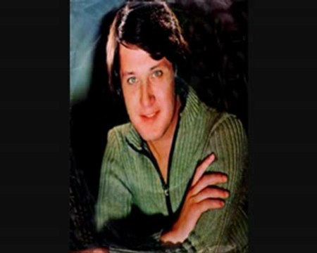 Ahmet Özhan Hüzün zaman zaman deli dalgalarla gelir