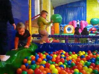 dans la piscine à balles