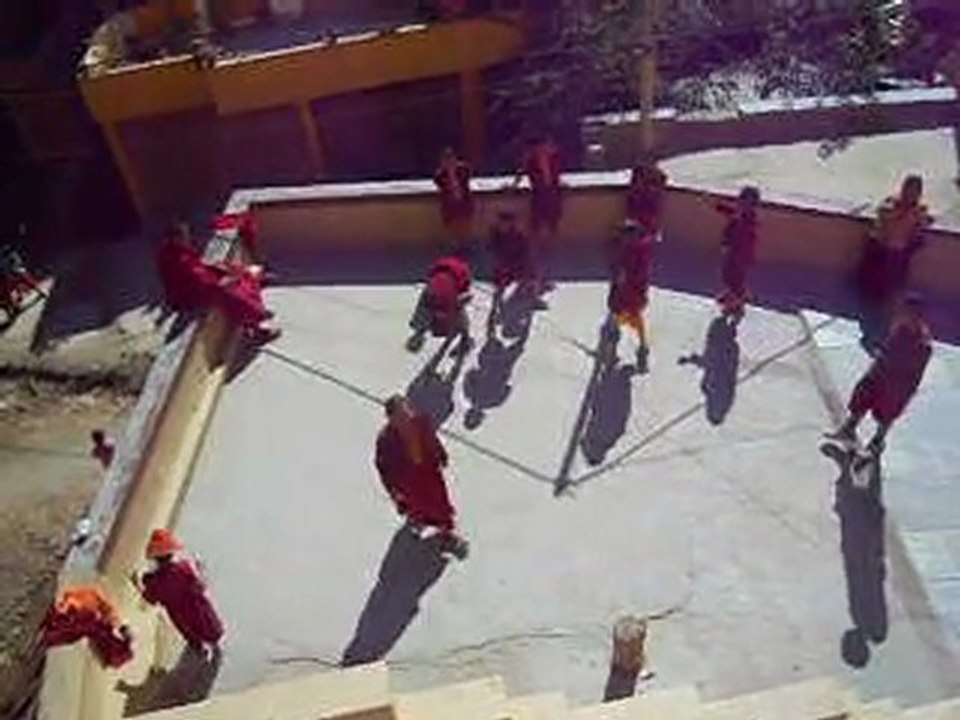 Détente de jeunes bonzes au monastère