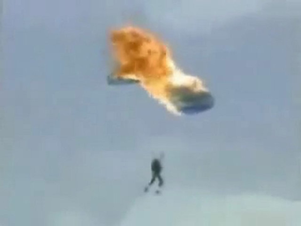 Dà fuoco al suo paracadute