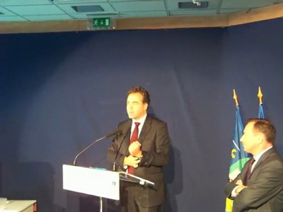 A Elancourt,  Luc CHATEL annonce un plan numérique à l'école