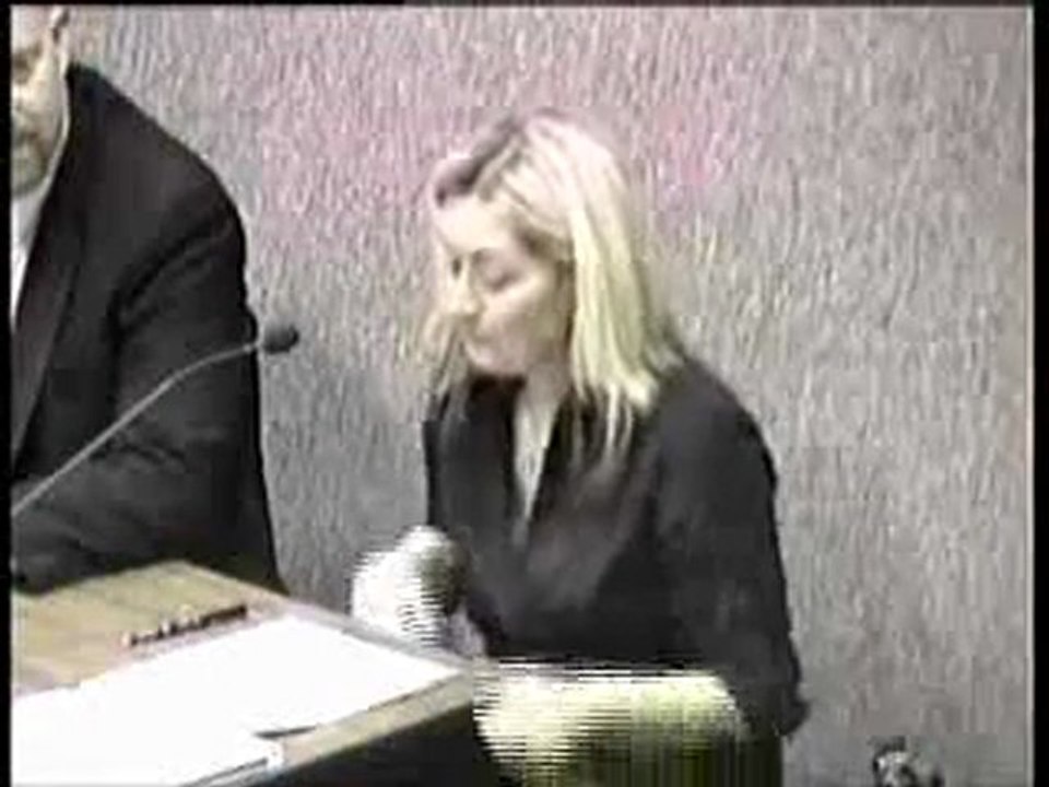 regis pète dans un tribunal