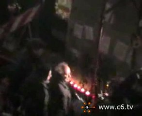 Omicidio in via Padova. Un residente lascia dei fiori