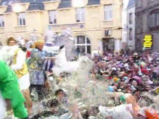 Une immense bataille de confettis