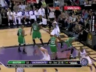 Tyreke Evans floats one up for Jason Thompson.