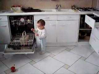 evan range le lave vaisselle de sa mamy =)