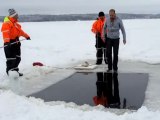 Cédric saute dans l´eau gelée