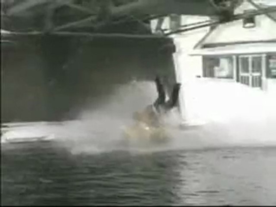 Crash motoneige sur l'eau