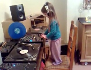 Une petite fille futur DJ
