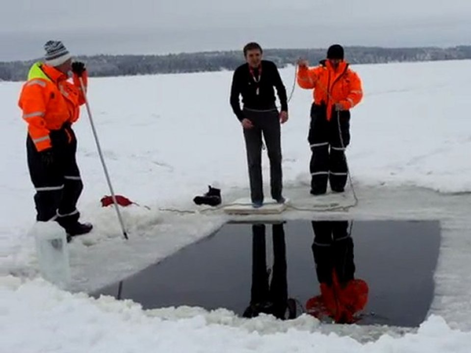 Manuel saute dans l´eau gelée