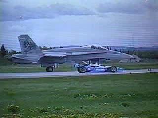 Indy Car contre F18 Hornet
