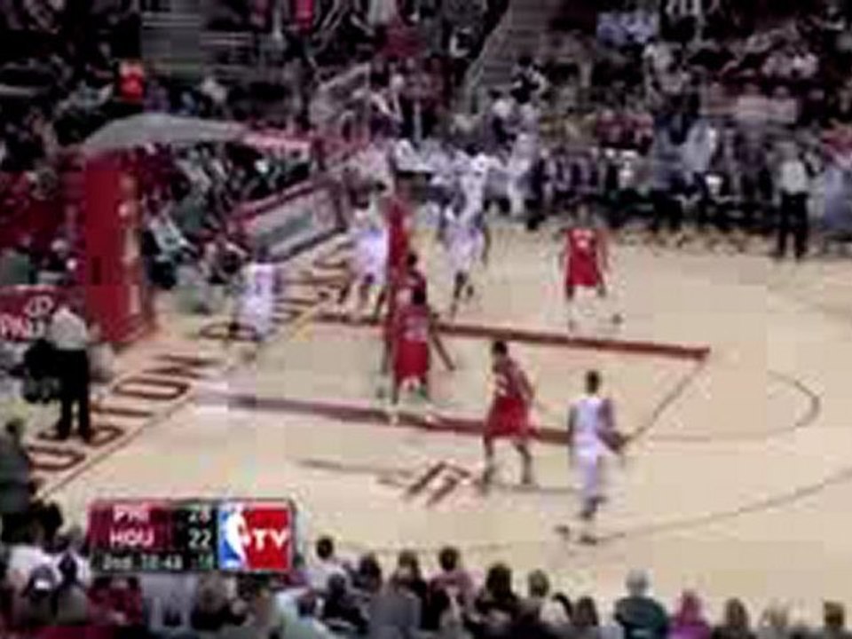 Carl Landry drops a nice up and under reverse layup.