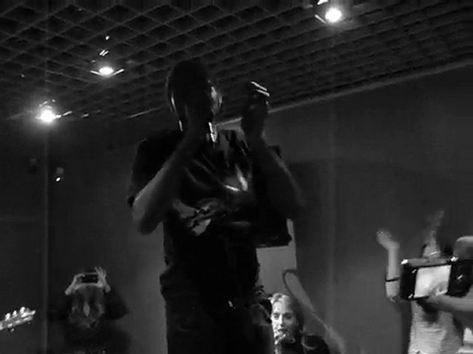 Féfé fin du showcase