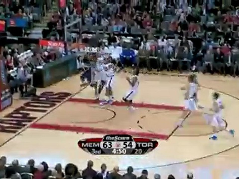 O.J. Mayo drives thru the lane and gets the tough layup to f