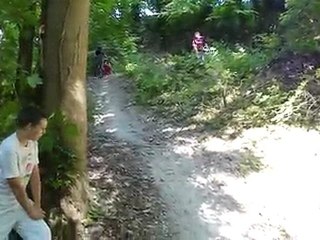 saut au terrain de cross en descente