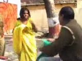 India: poliziotto picchia ragazza