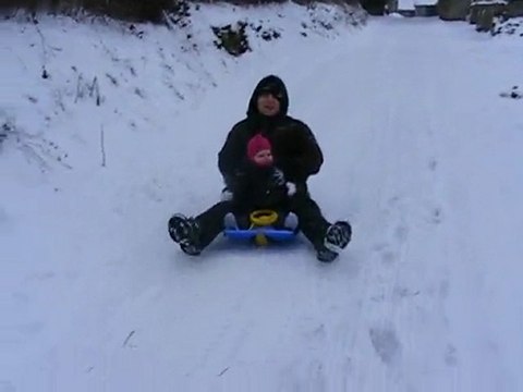 Emma fait de la luge avec son Papa