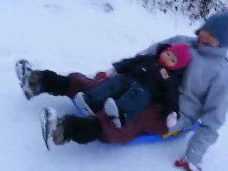 Emma fait de la luge avec sa Maman