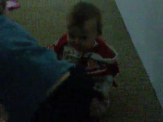 Bébé joue avec son grand frère