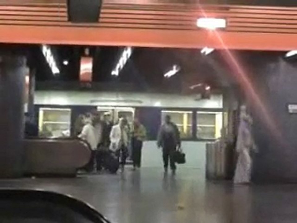 MS61 UM ARRIVE ET PART DE LA GARE DE LYON