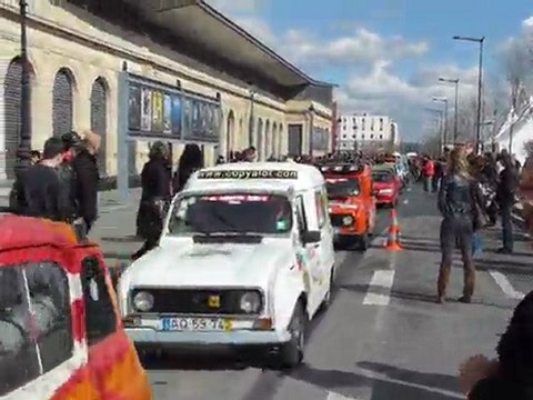 Départ Bordeaux 4L Trophy 2010 équipage 716 BDAC-33-CONCEPT