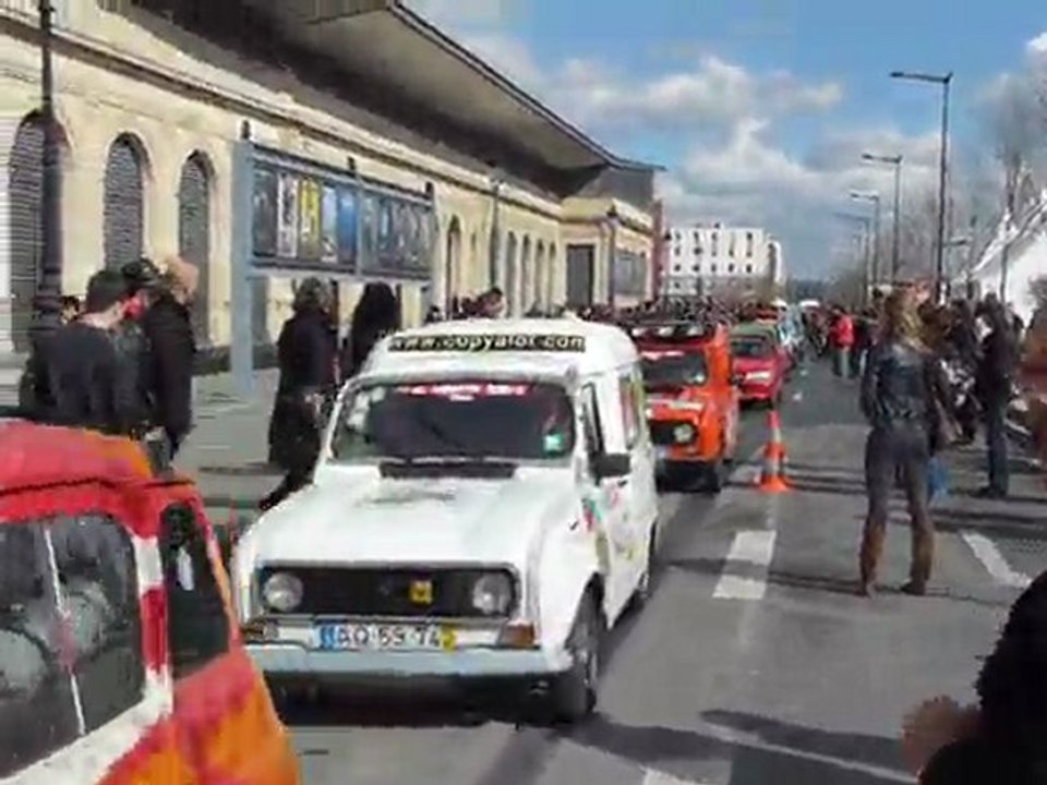 Départ Bordeaux 4L Trophy 2010 équipage 716 BDAC-33-CONCEPT