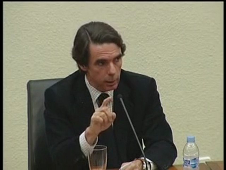 Aznar, duro con el Gobierno y los estudiantes con él