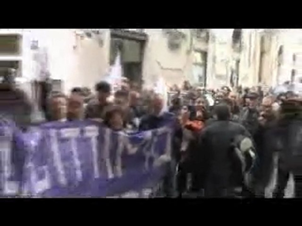 3.32 io non ridevo - Proteste a Montecitorio