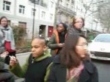 des parents d'élève en colère bloquent l'avenue Jean Jaurès