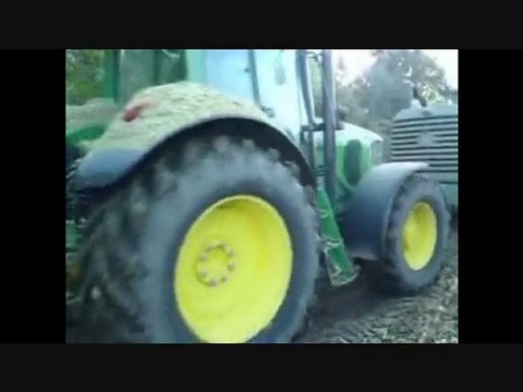 Sortie du John Deere 6920 d'un fossé...