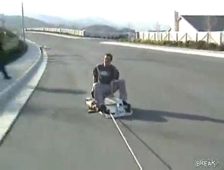 Il invente un nouveau jeu débile