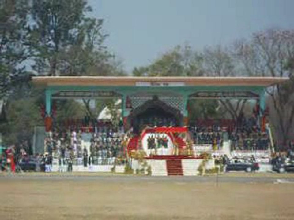 Hymne national et départ en limousine du président du Népal