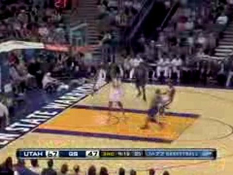 Monta Ellis finds Corey Maggette trailing on the break for t