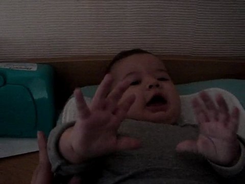 MAxence fait les marionnettes