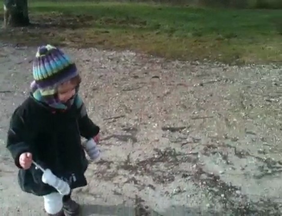 Lou-Anne signe "eau" en LSF