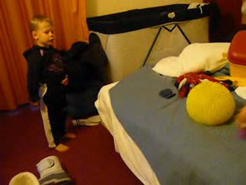 trop fort mon fils, un de ces trouillard !! mdr