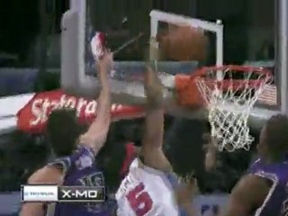 Craig Smith cuts to the baseline and grabs the pass for a bi