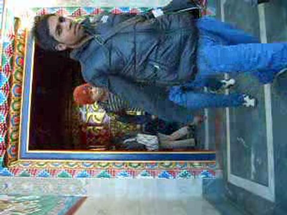 Moulin à prières géant au pied de Swayambunath à Kathmandou