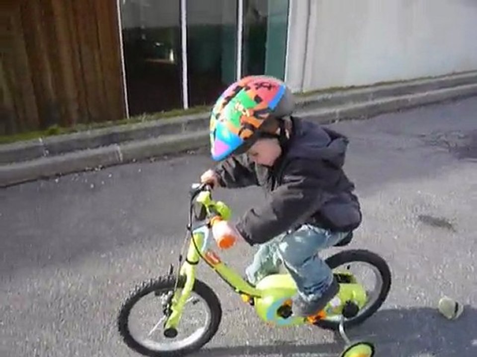 coco fait du velo