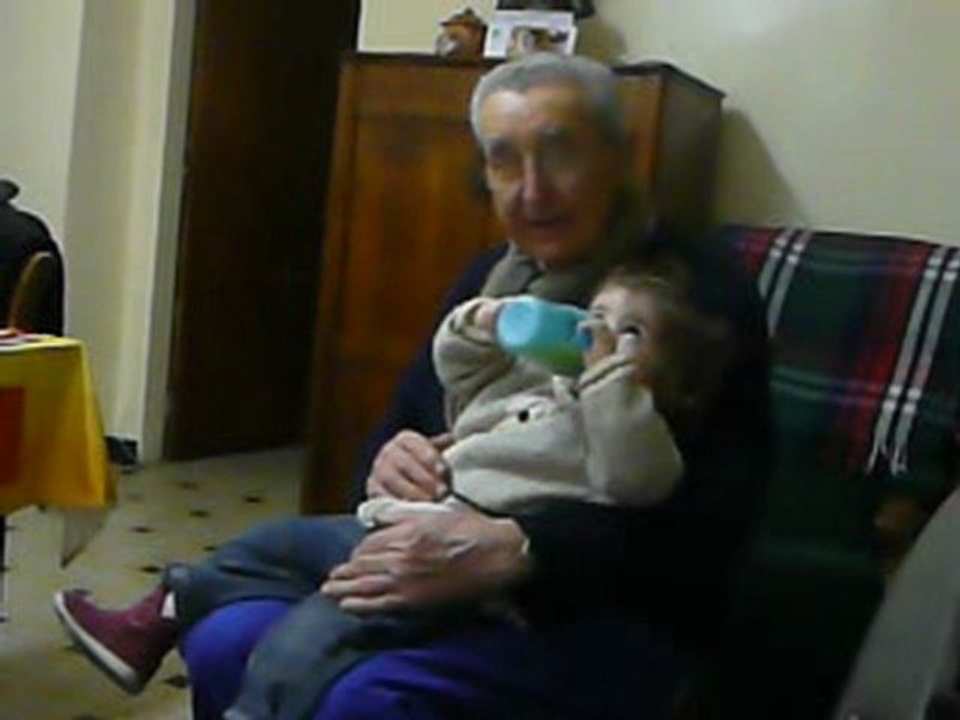 Papi et Alice qui boit