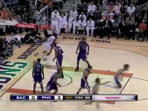 Steve Nash hits Amar'e Stoudemire with a beautiful feed for