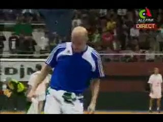 Zidane avec le drapeaux algerien" tournoi de l'Amitié 2010"
