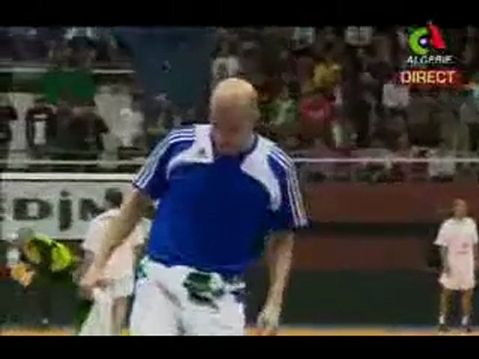 Zidane avec le drapeaux algerien" tournoi de l'Amitié 2010"