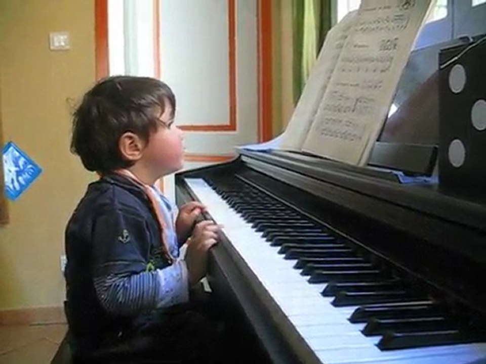 noé fait du piano