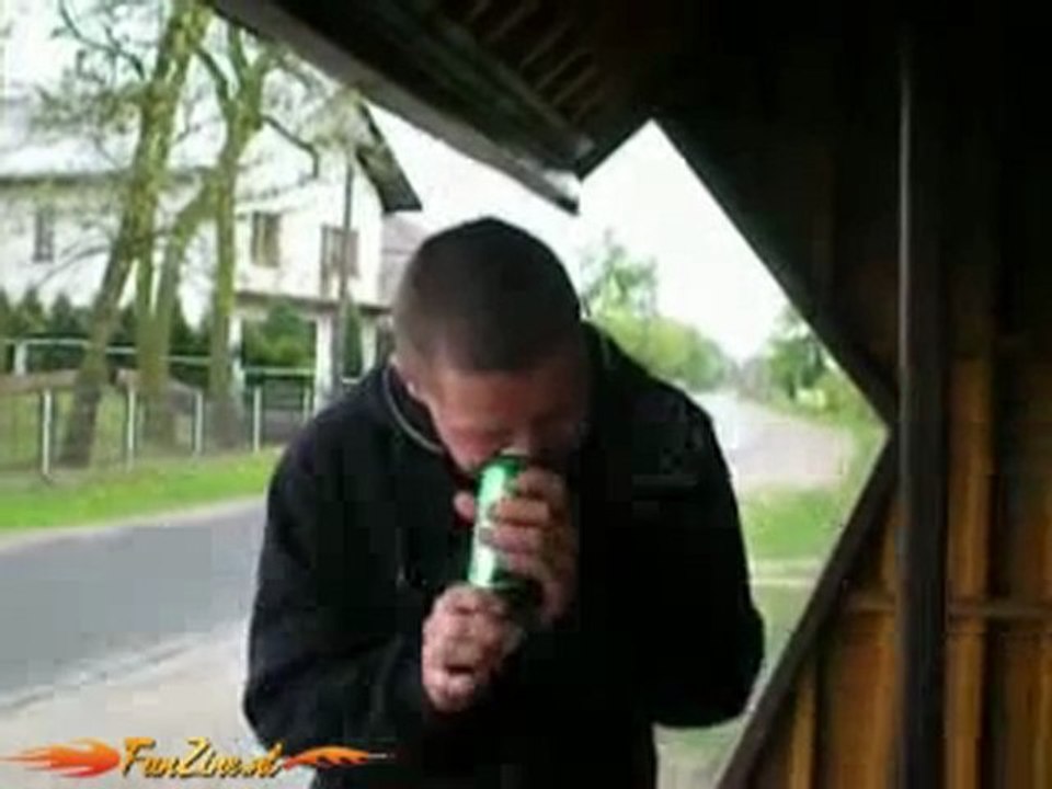 Il découpe une canette avec ses dents