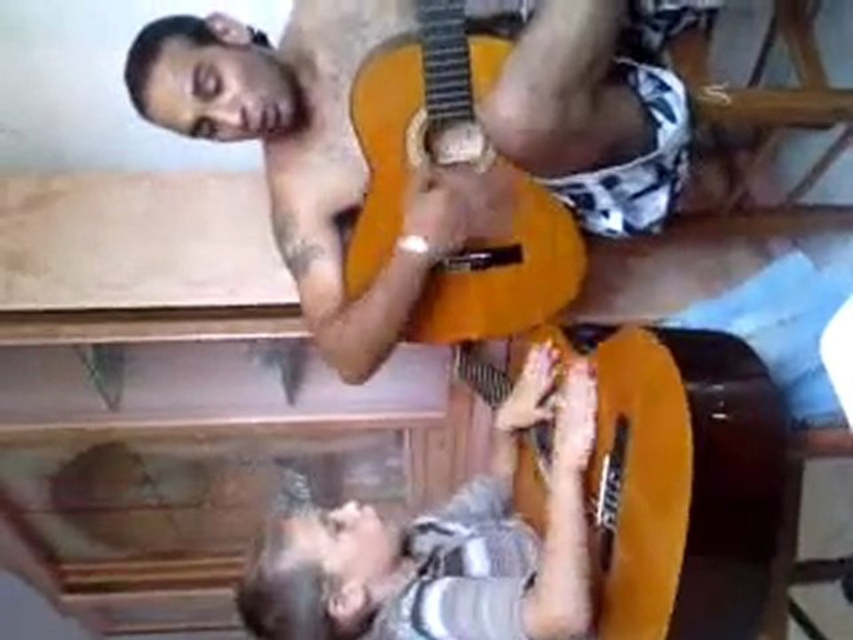 Mwa et mon flis entrin de joué a la guitar