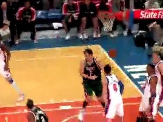 Andrew Bogut's 20-20-5 night paced the Bucks over the Knicks