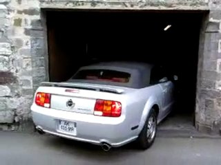 Ford Mustang sortant du garage