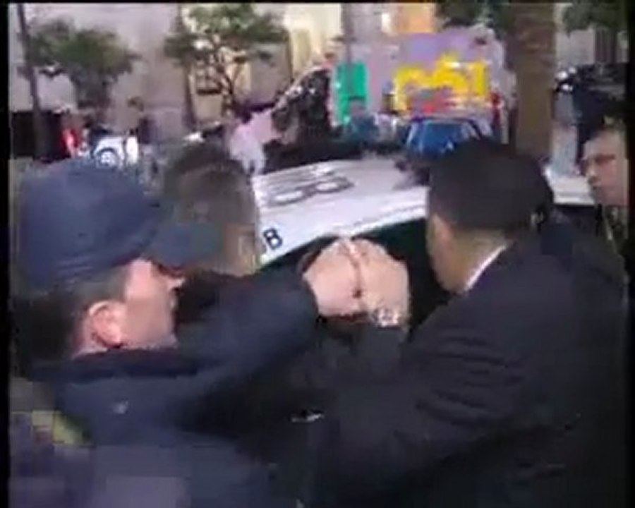 Uomo Lancia Scarpa al Premiere Turco Video Dell'Arresto
