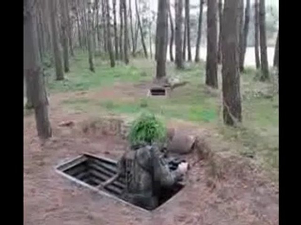 Régis lance une grenade